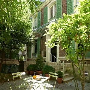 *** Отель Maison Lepic Montmartre Франция